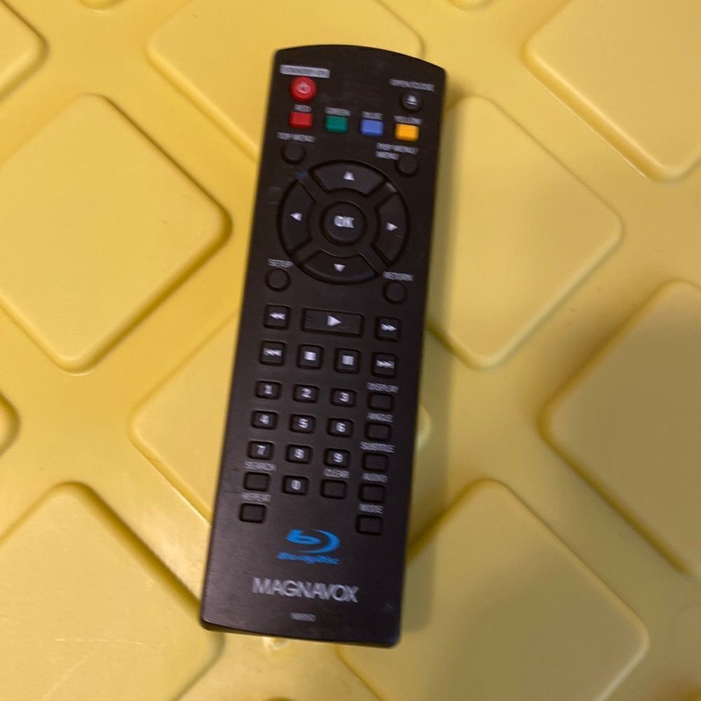 Magnavox blu-Ray disc nb950 controller used note some scratch’s
